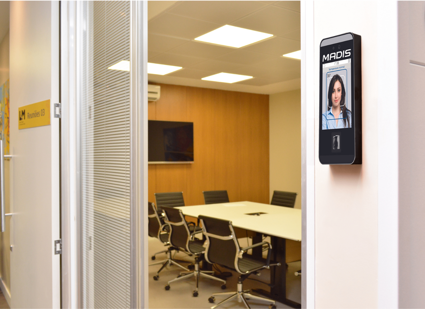 Controle de acesso facial MADIS em entrada corporativa para identificação segura de pessoas